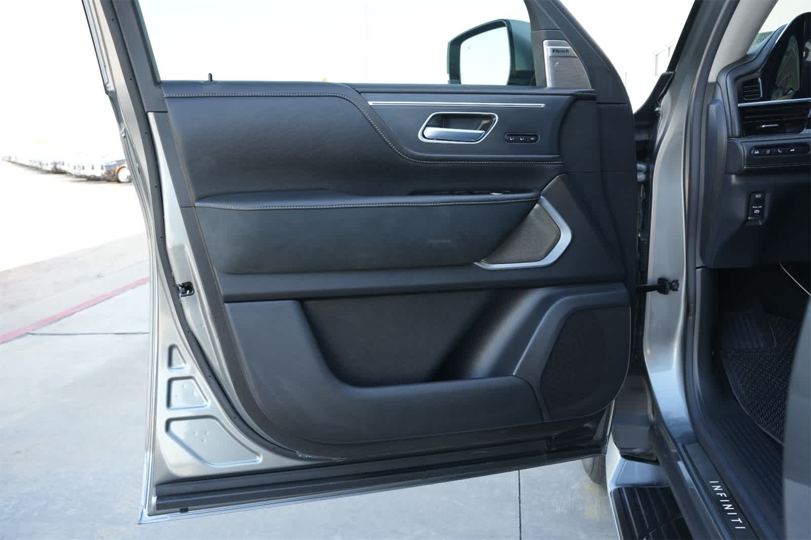 Thumbnail: 2025 INFINITI QX80 - 17