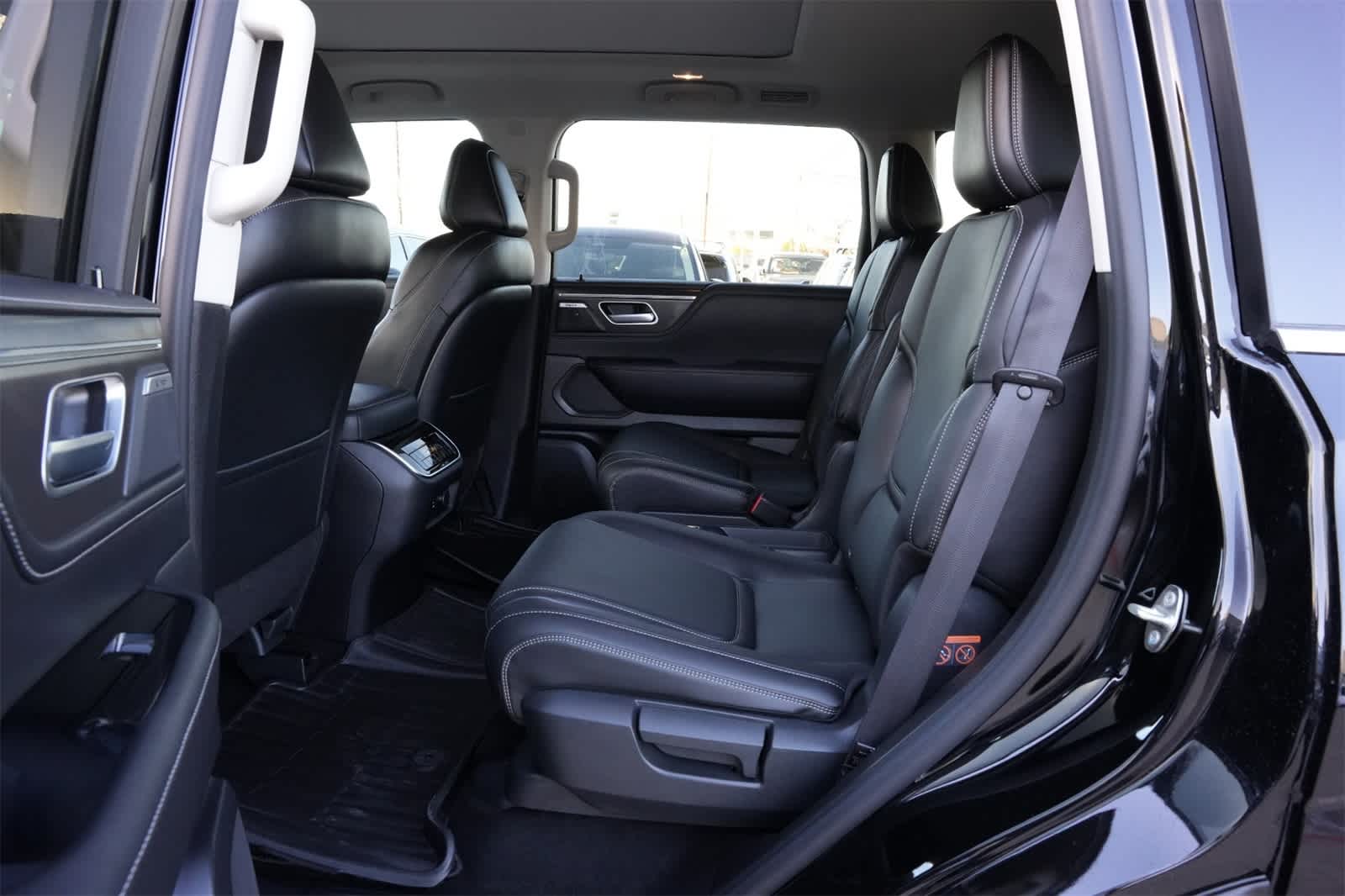 Thumbnail: 2026 INFINITI QX80 - 18