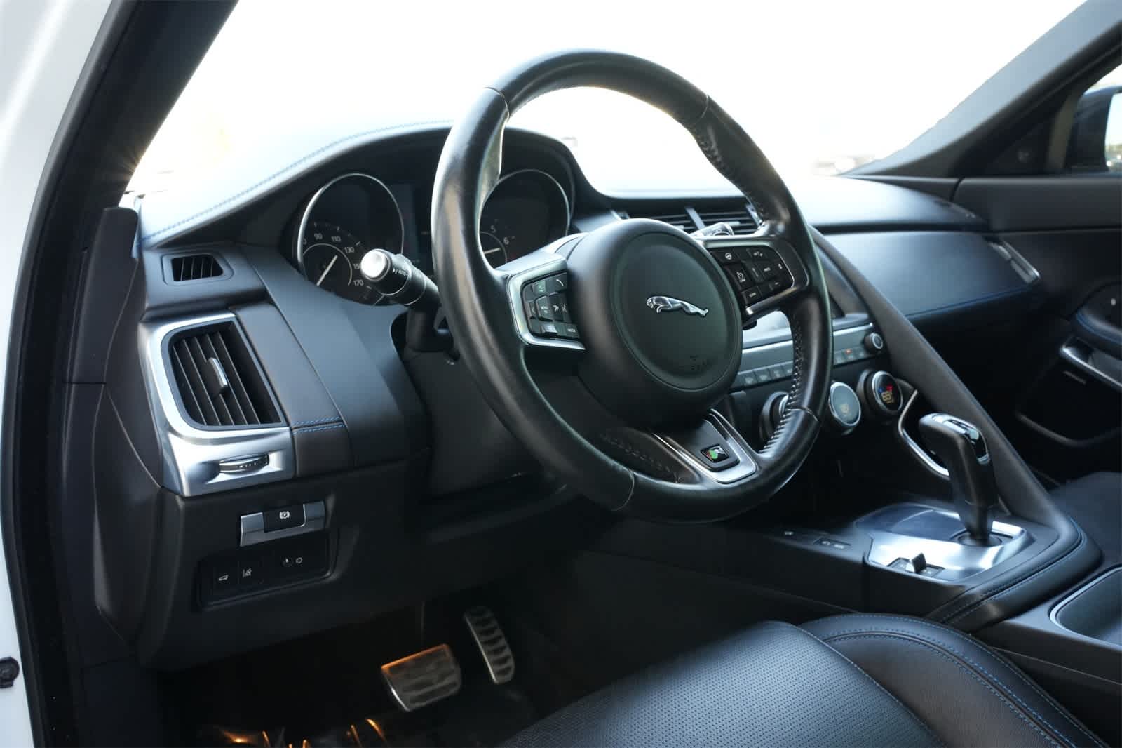 Thumbnail: 2019 Jaguar E-Pace - 16
