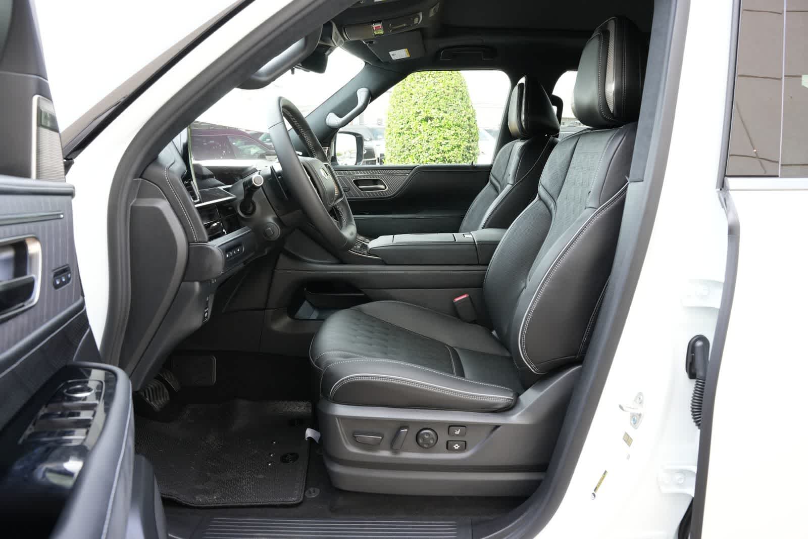 Thumbnail: 2026 INFINITI QX80 - 17