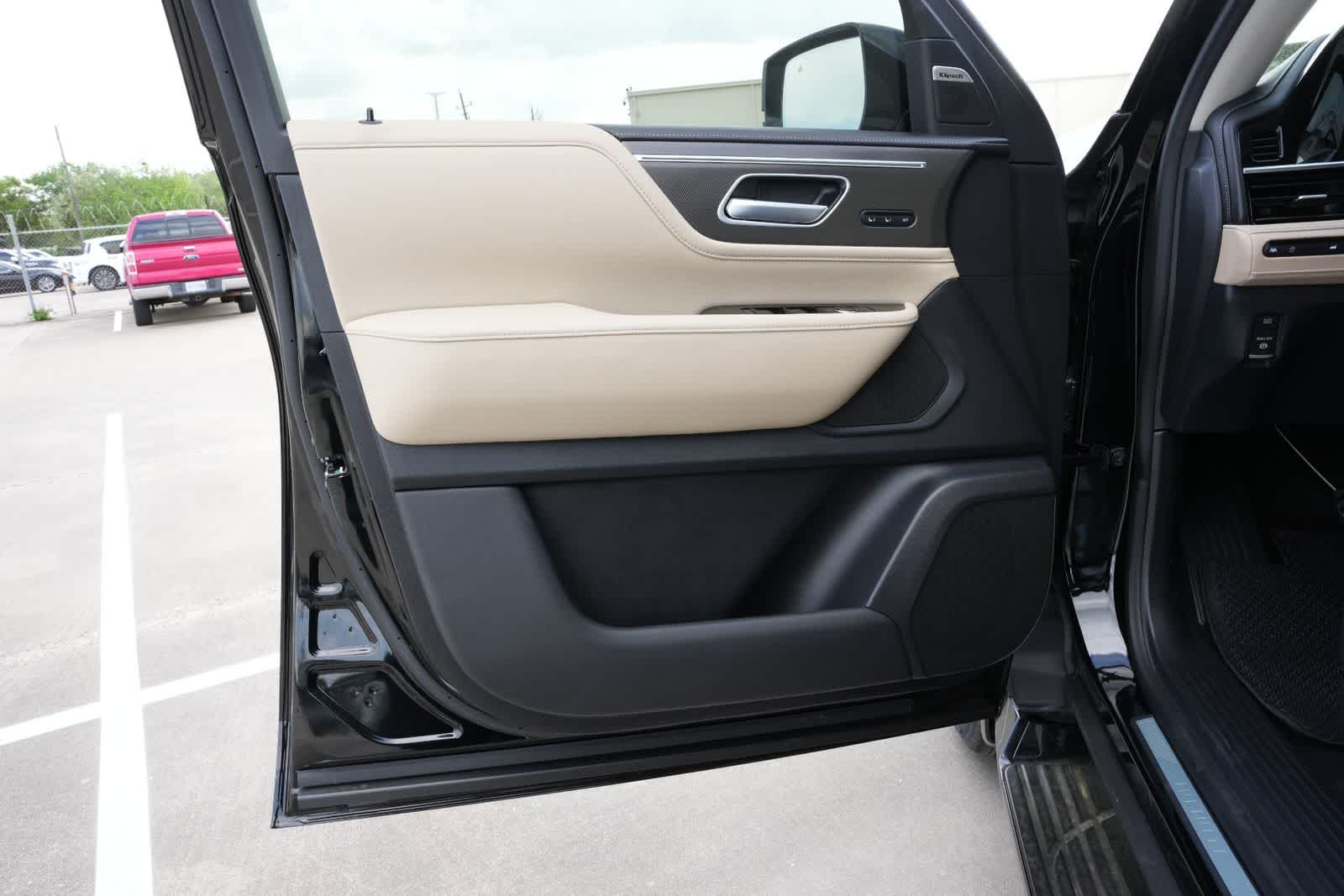 Thumbnail: 2026 INFINITI QX80 - 18