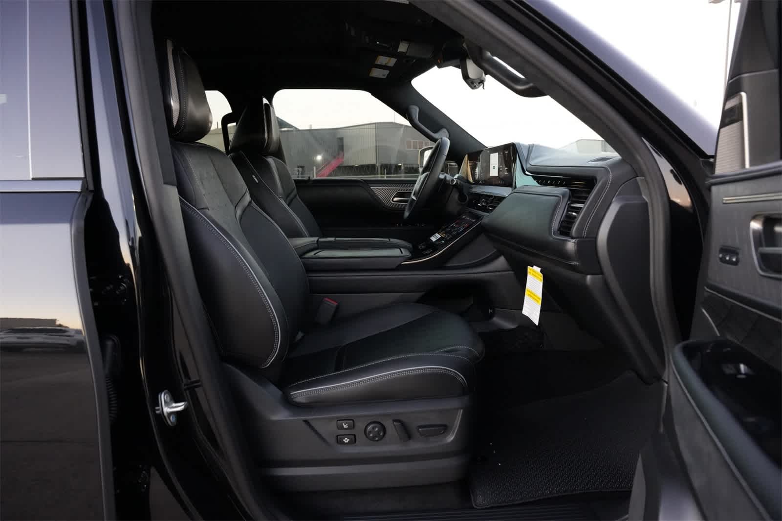 Thumbnail: 2026 INFINITI QX80 - 24