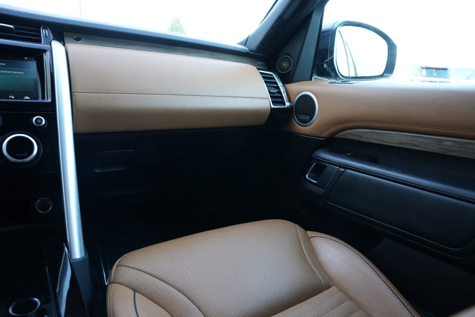 Thumbnail: 2017 Land Rover Discovery - 8