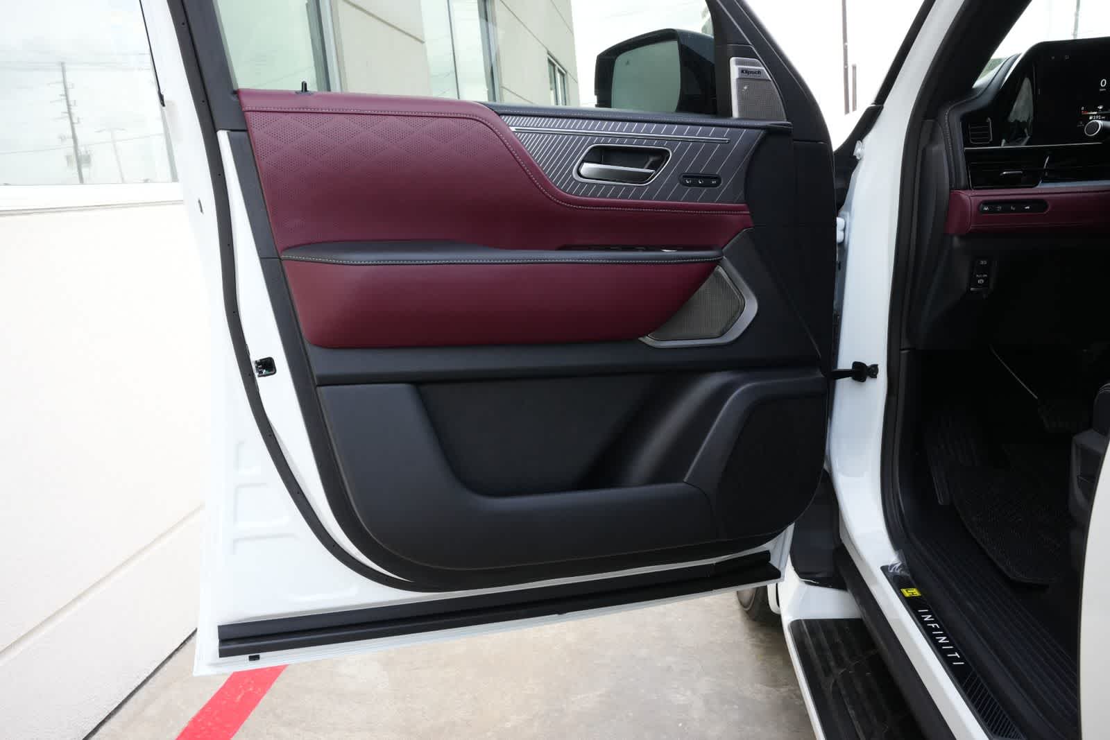 Thumbnail: 2026 INFINITI QX80 - 18