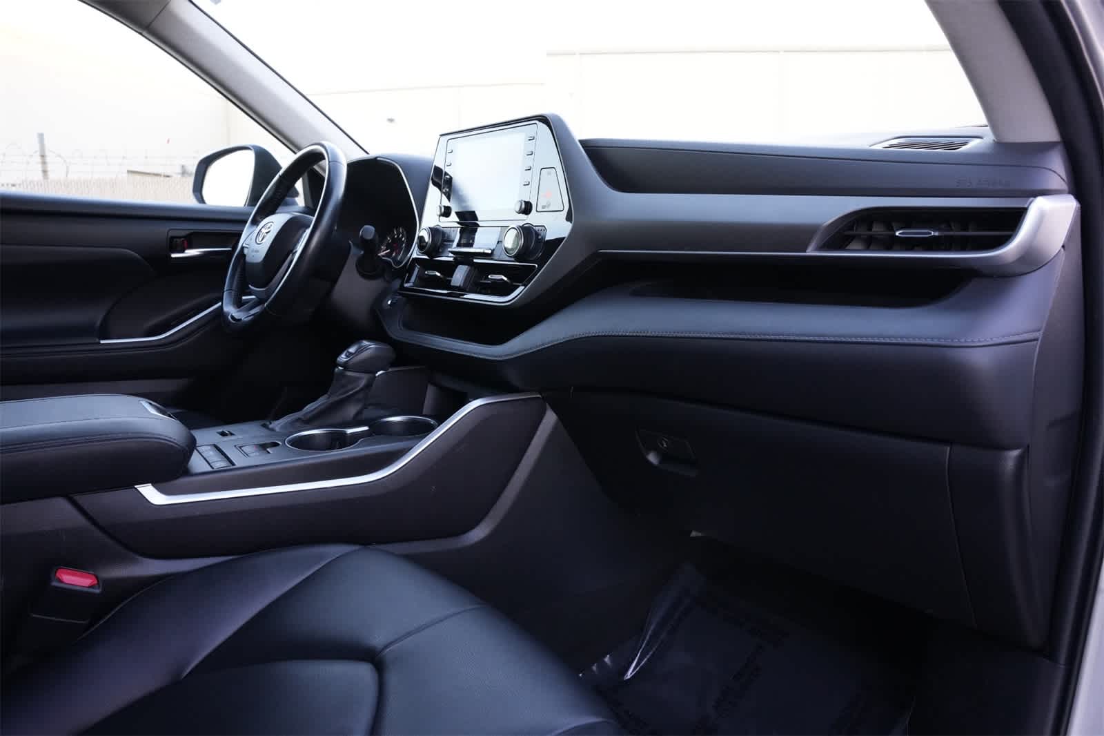 Thumbnail: 2022 Toyota Highlander - 22