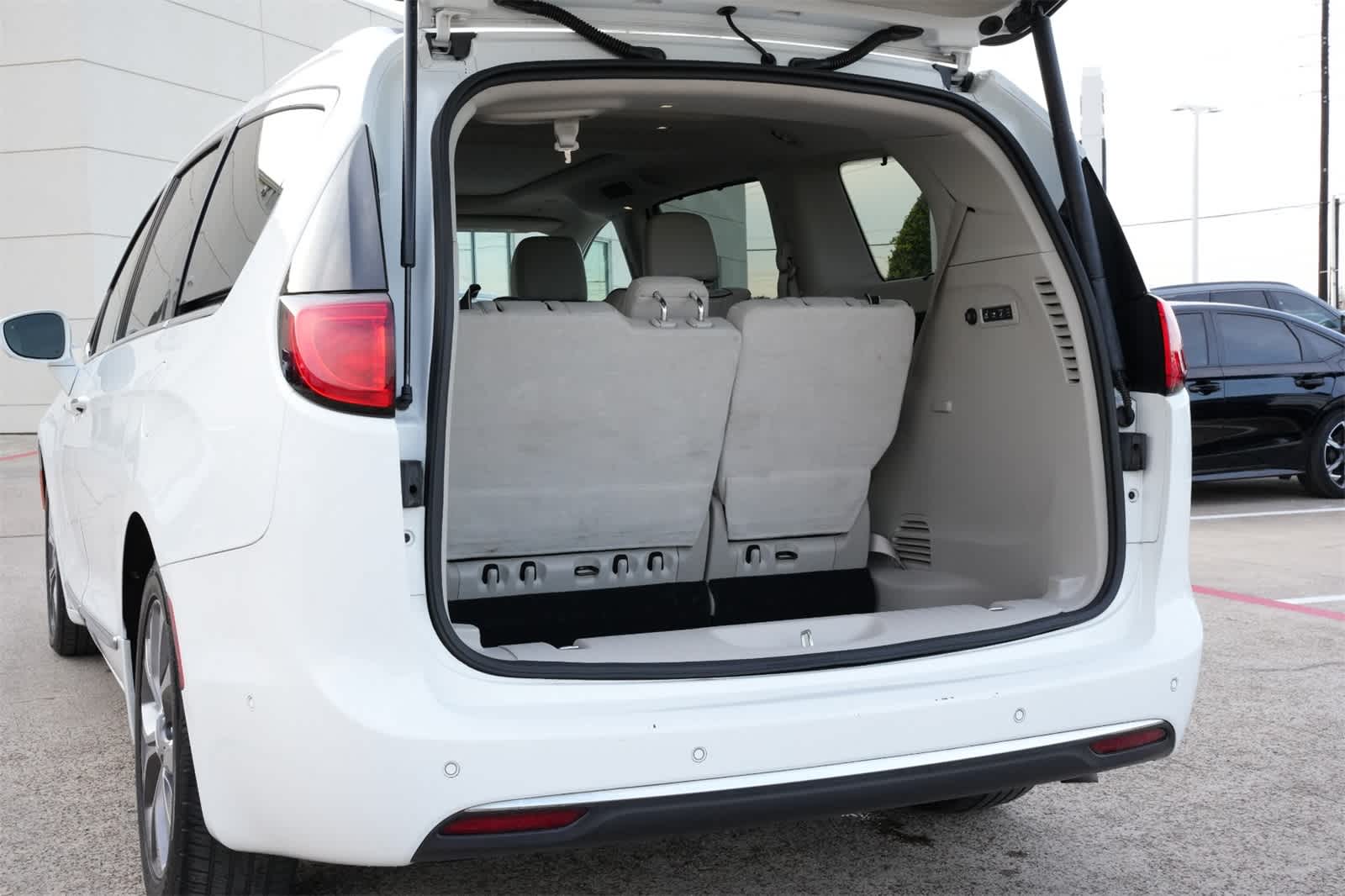 Thumbnail: 2018 Chrysler Pacifica - 21