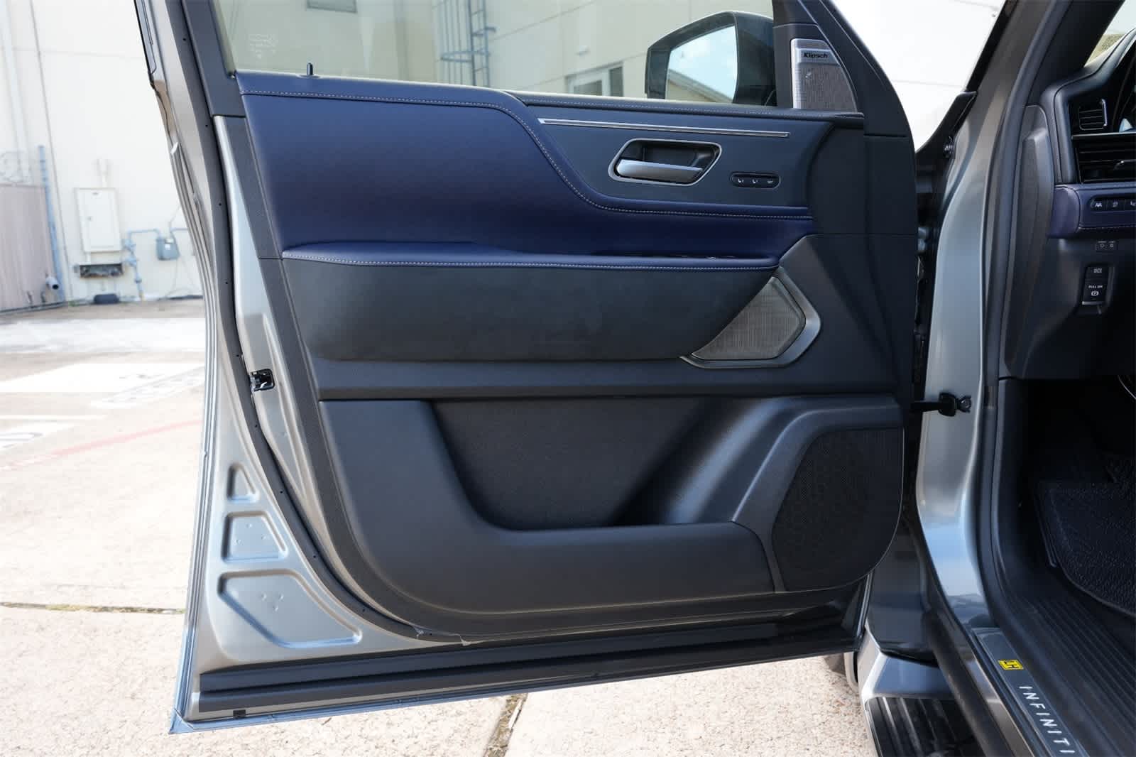 Thumbnail: 2026 INFINITI QX80 - 18