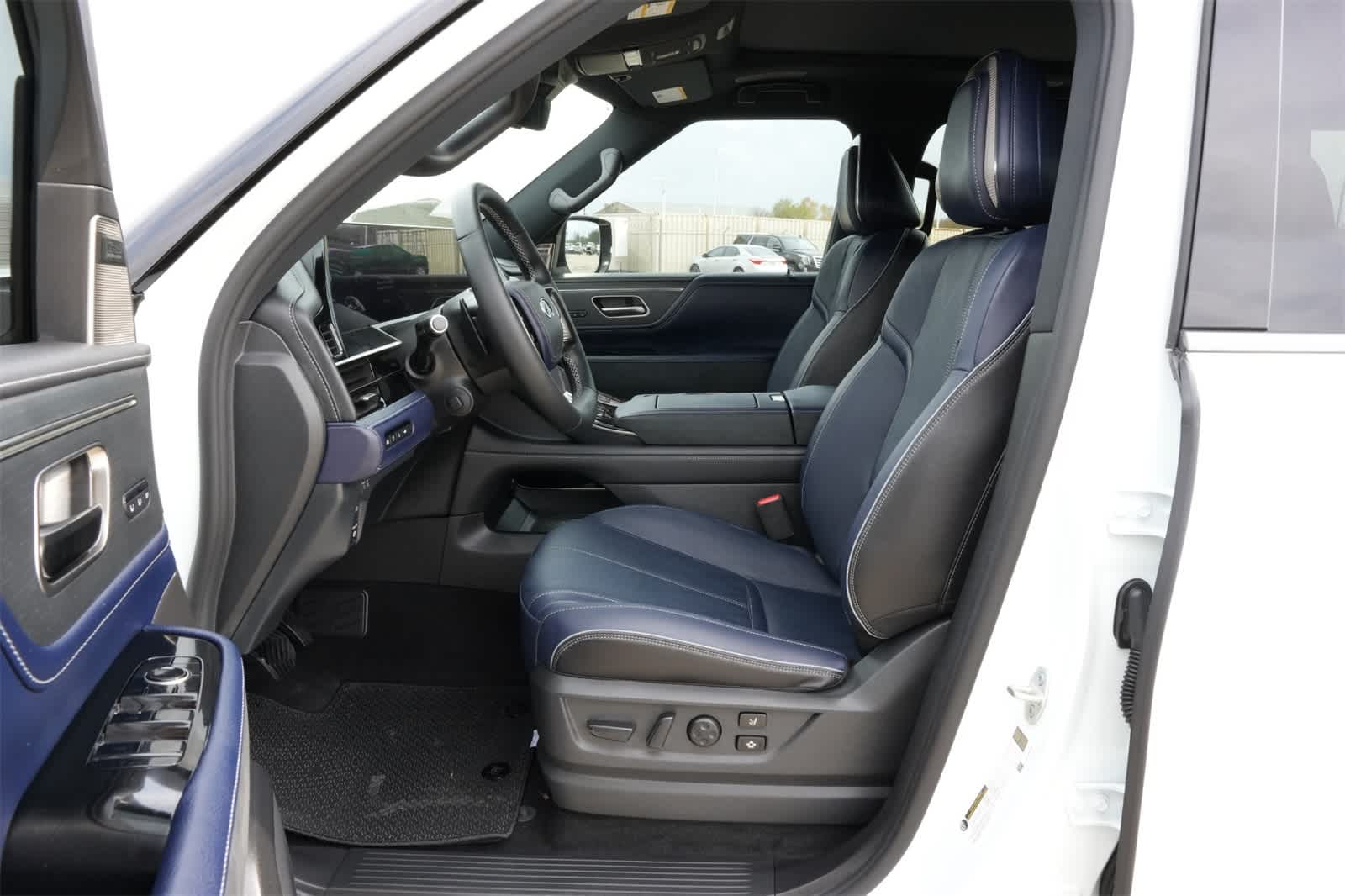 Thumbnail: 2026 INFINITI QX80 - 17