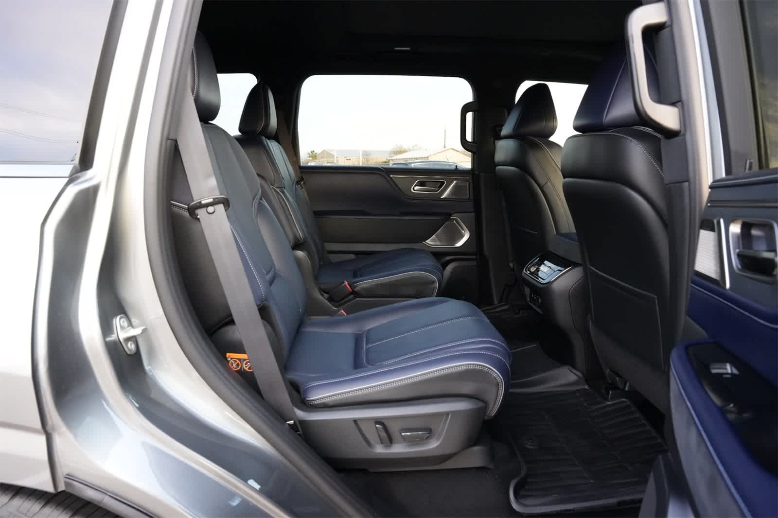 Thumbnail: 2026 INFINITI QX80 - 21