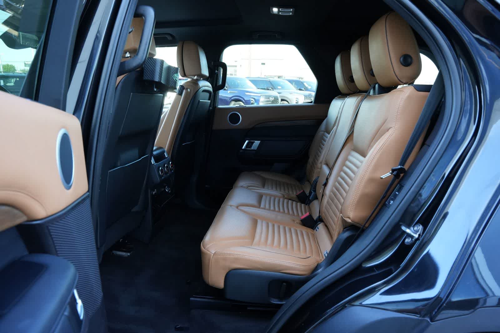 Thumbnail: 2017 Land Rover Discovery - 18