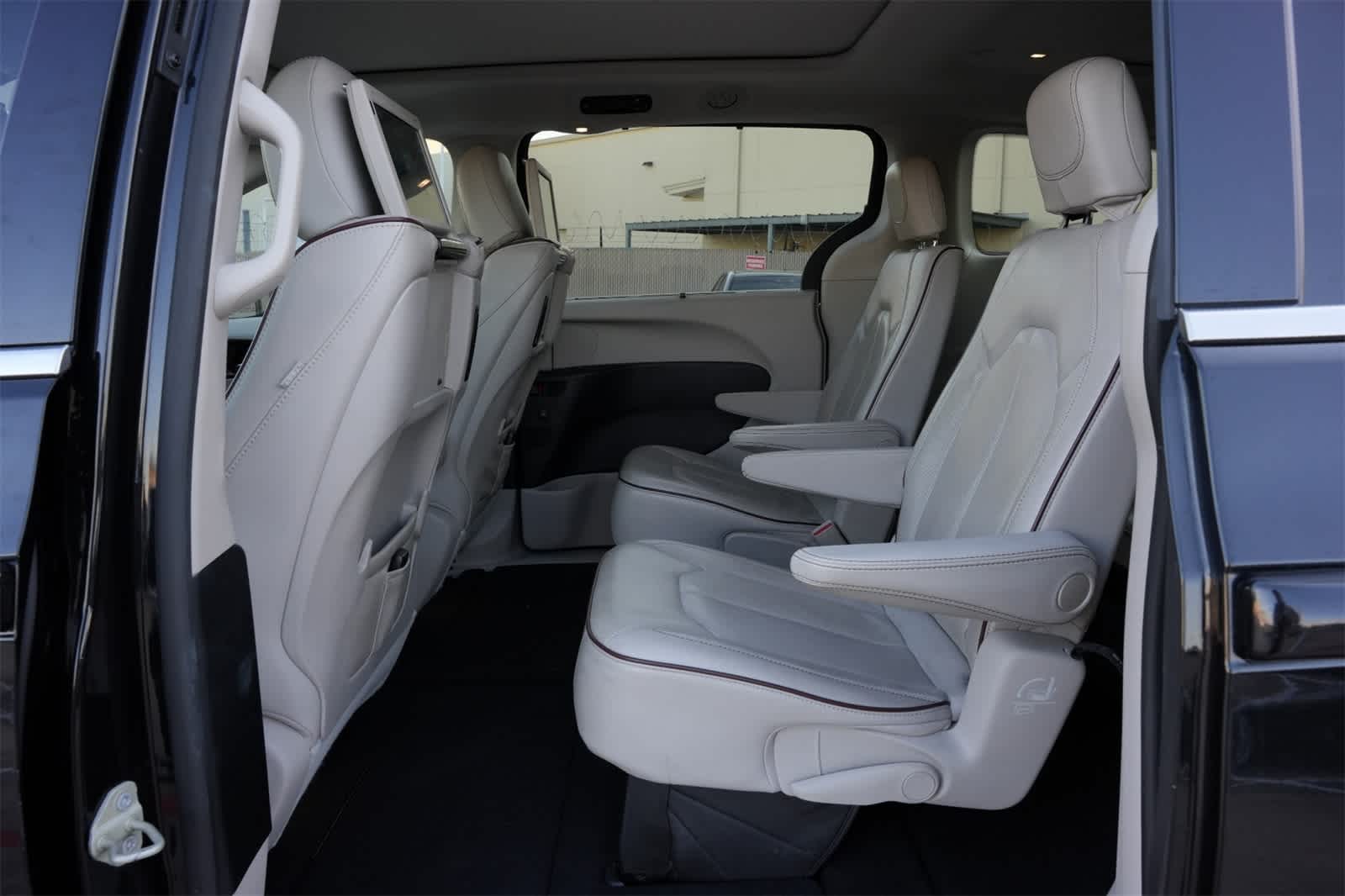 Thumbnail: 2020 Chrysler Pacifica - 18