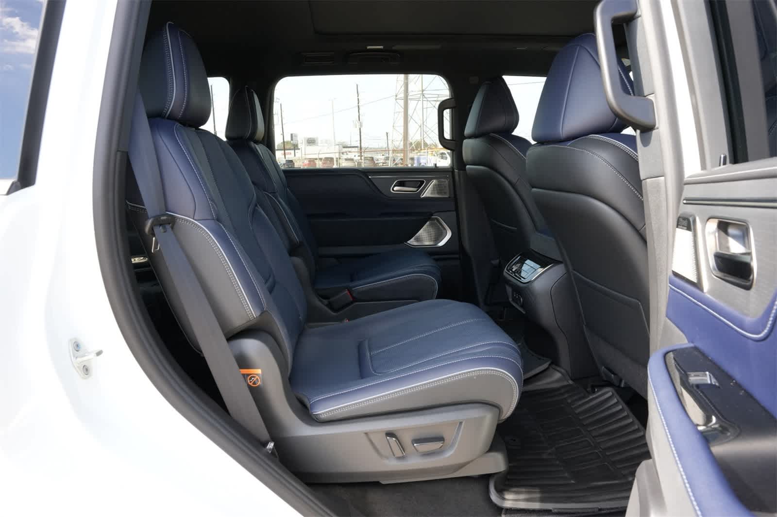 Thumbnail: 2026 INFINITI QX80 - 21