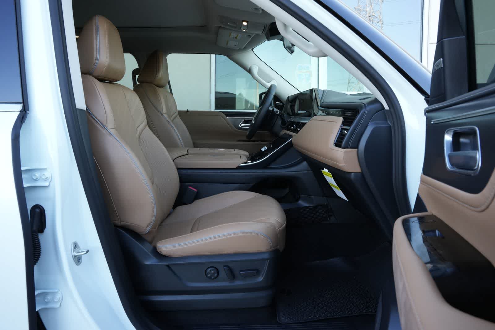 Thumbnail: 2026 INFINITI QX80 - 23