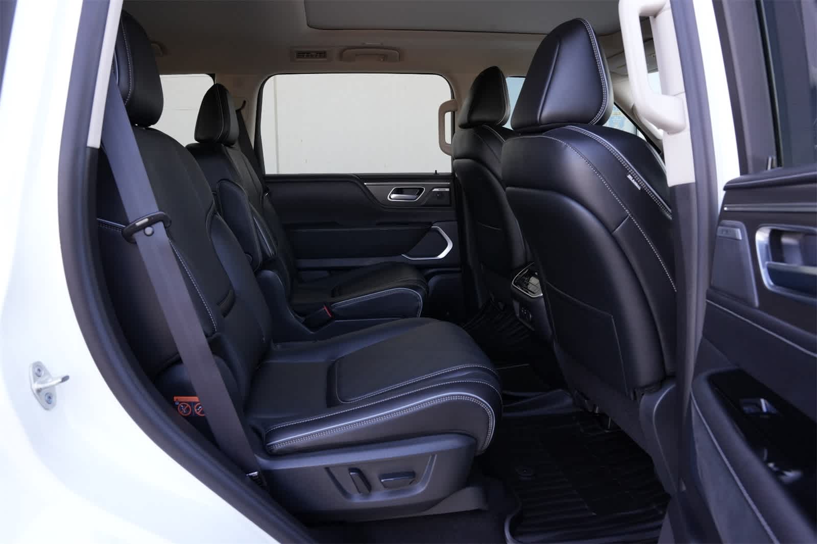 Thumbnail: 2026 INFINITI QX80 - 21