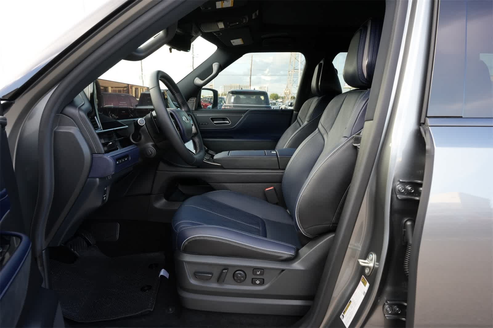 Thumbnail: 2026 INFINITI QX80 - 17