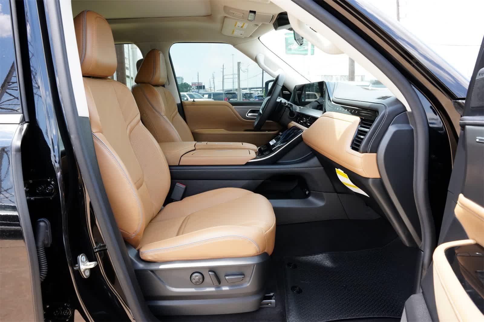 Thumbnail: 2025 INFINITI QX80 - 25