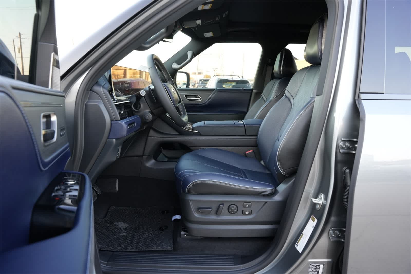 Thumbnail: 2026 INFINITI QX80 - 17