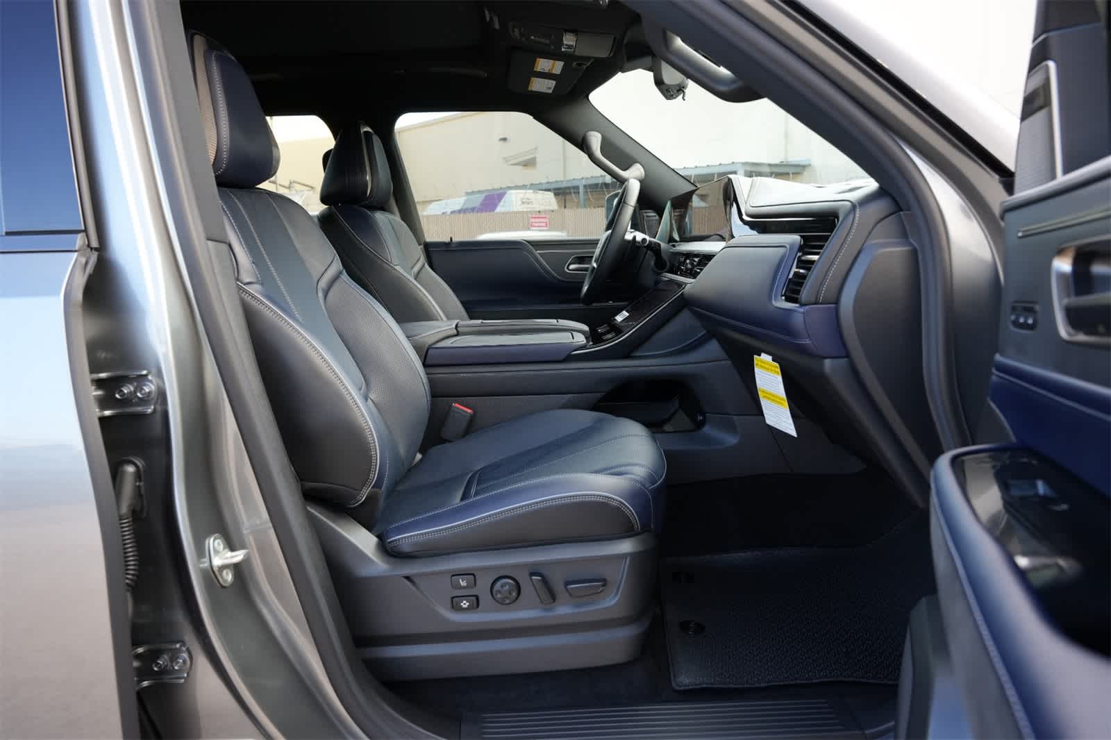 Thumbnail: 2026 INFINITI QX80 - 24