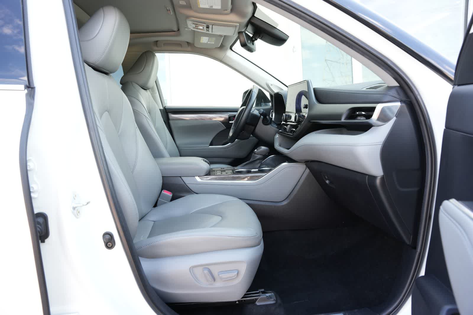 Thumbnail: 2023 Toyota Highlander - 21