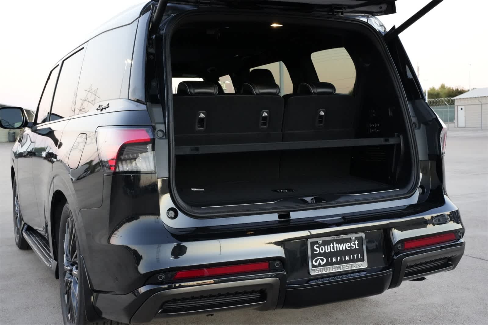 Thumbnail: 2026 INFINITI QX80 - 21