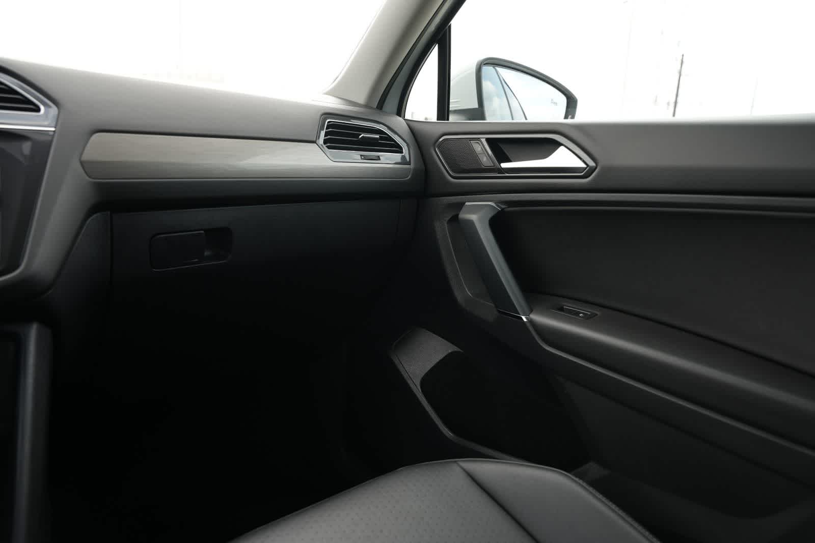 Thumbnail: 2018 Volkswagen Tiguan - 8