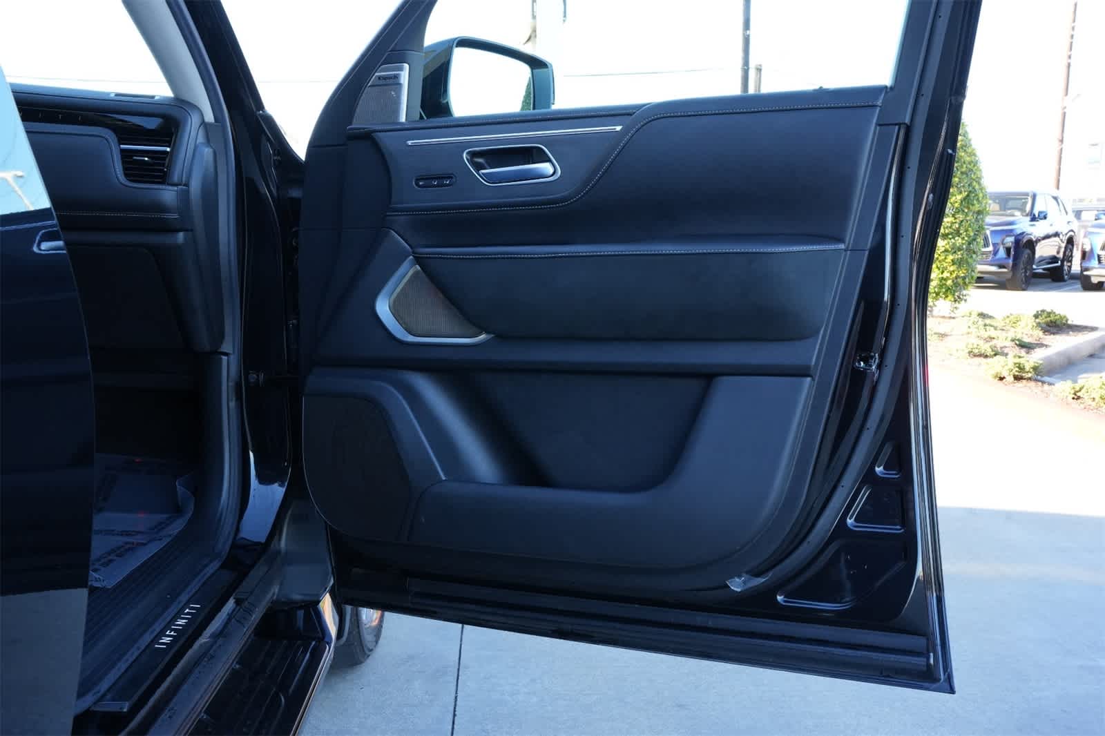 Thumbnail: 2025 INFINITI QX80 - 25