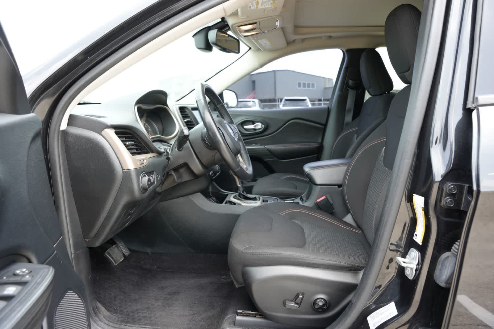 Thumbnail: 2016 Jeep Cherokee - 17