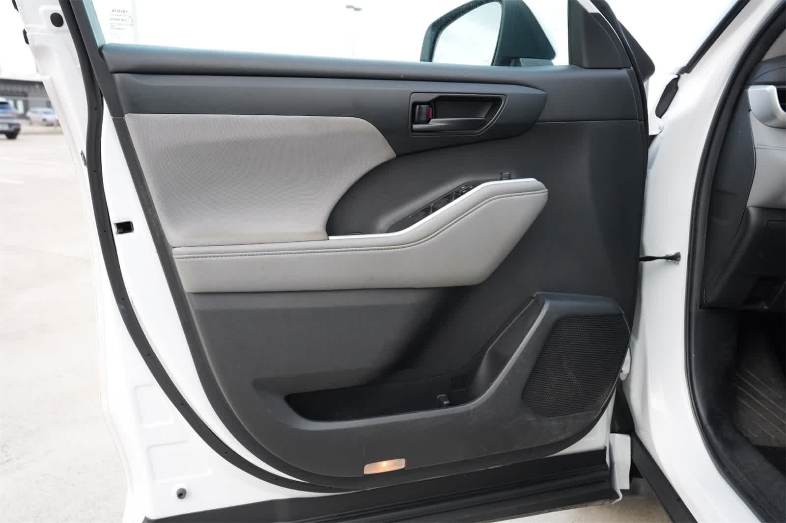 Thumbnail: 2022 Toyota Highlander - 19