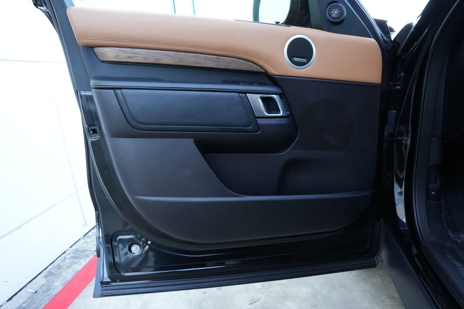 Thumbnail: 2017 Land Rover Discovery - 17