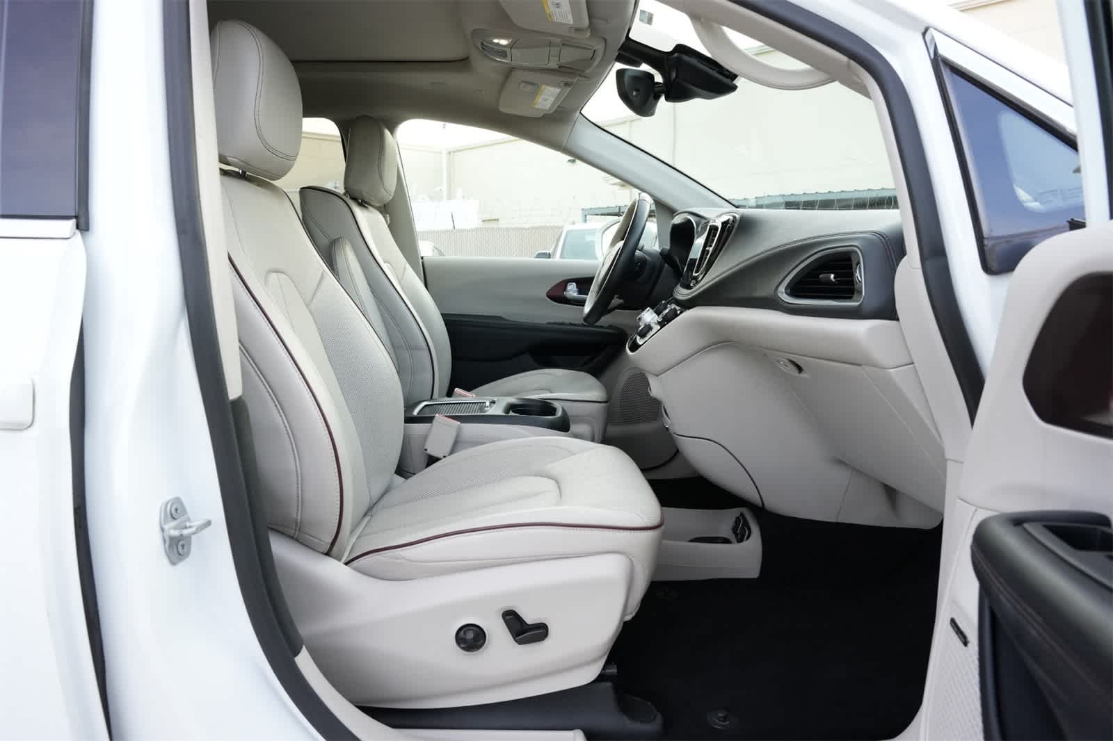 Thumbnail: 2018 Chrysler Pacifica - 24