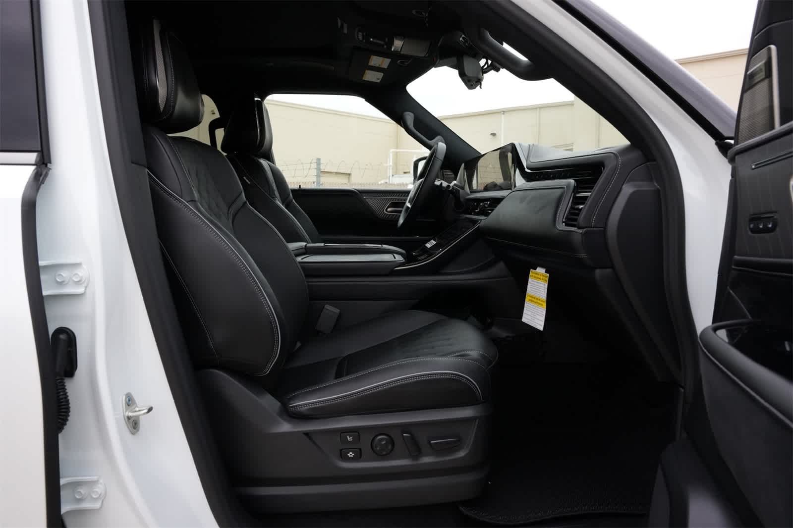 Thumbnail: 2026 INFINITI QX80 - 23