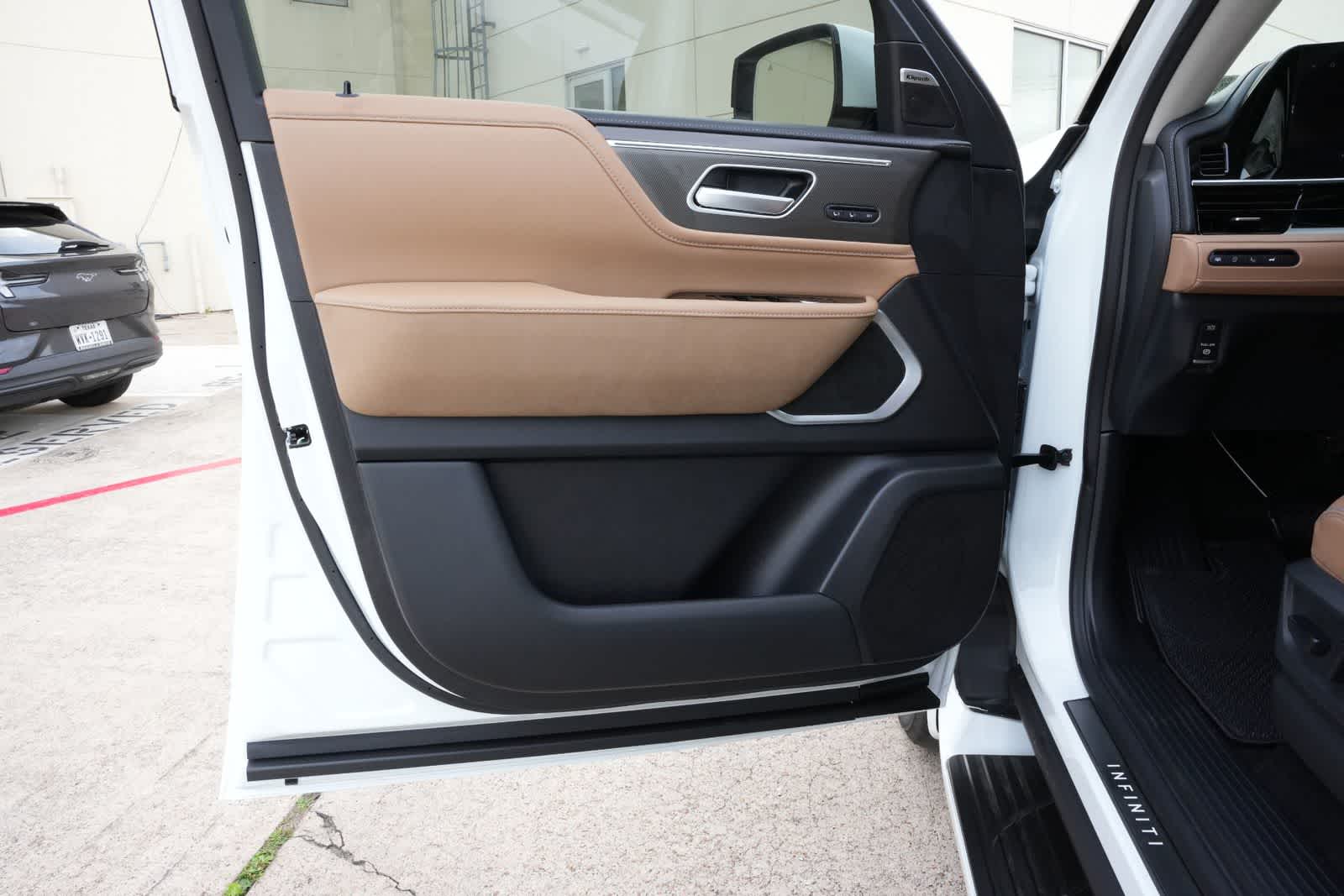 Thumbnail: 2026 INFINITI QX80 - 18