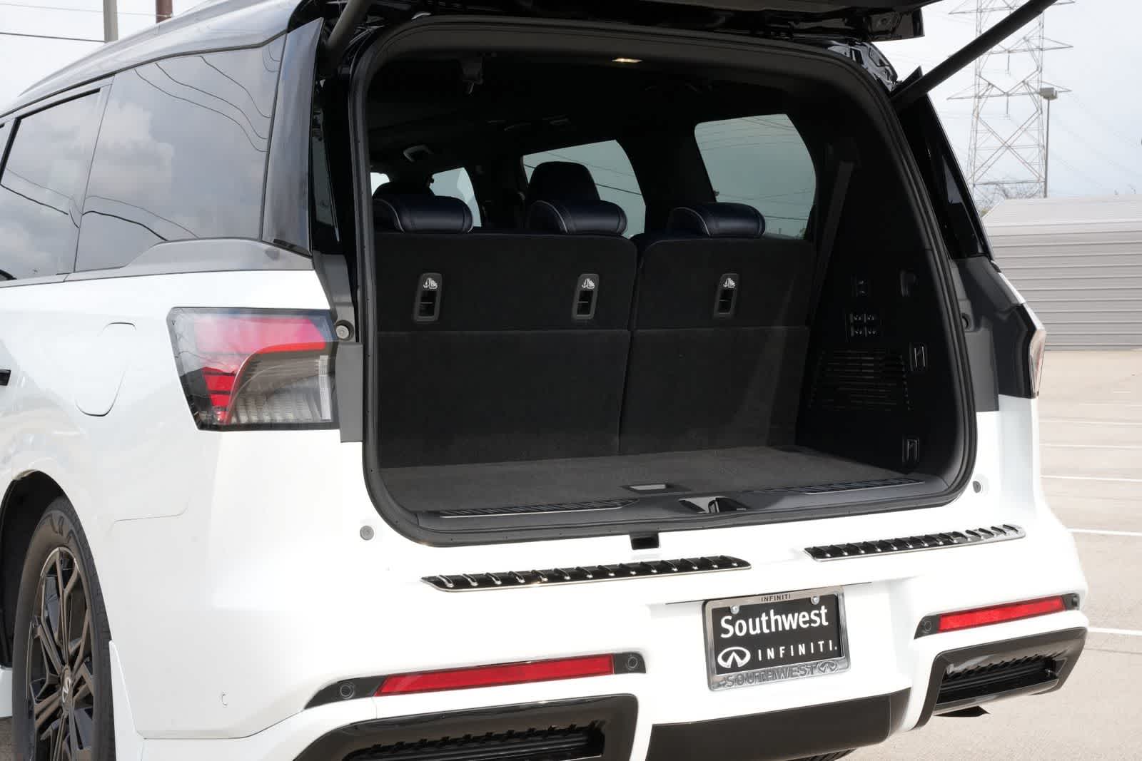 Thumbnail: 2026 INFINITI QX80 - 21