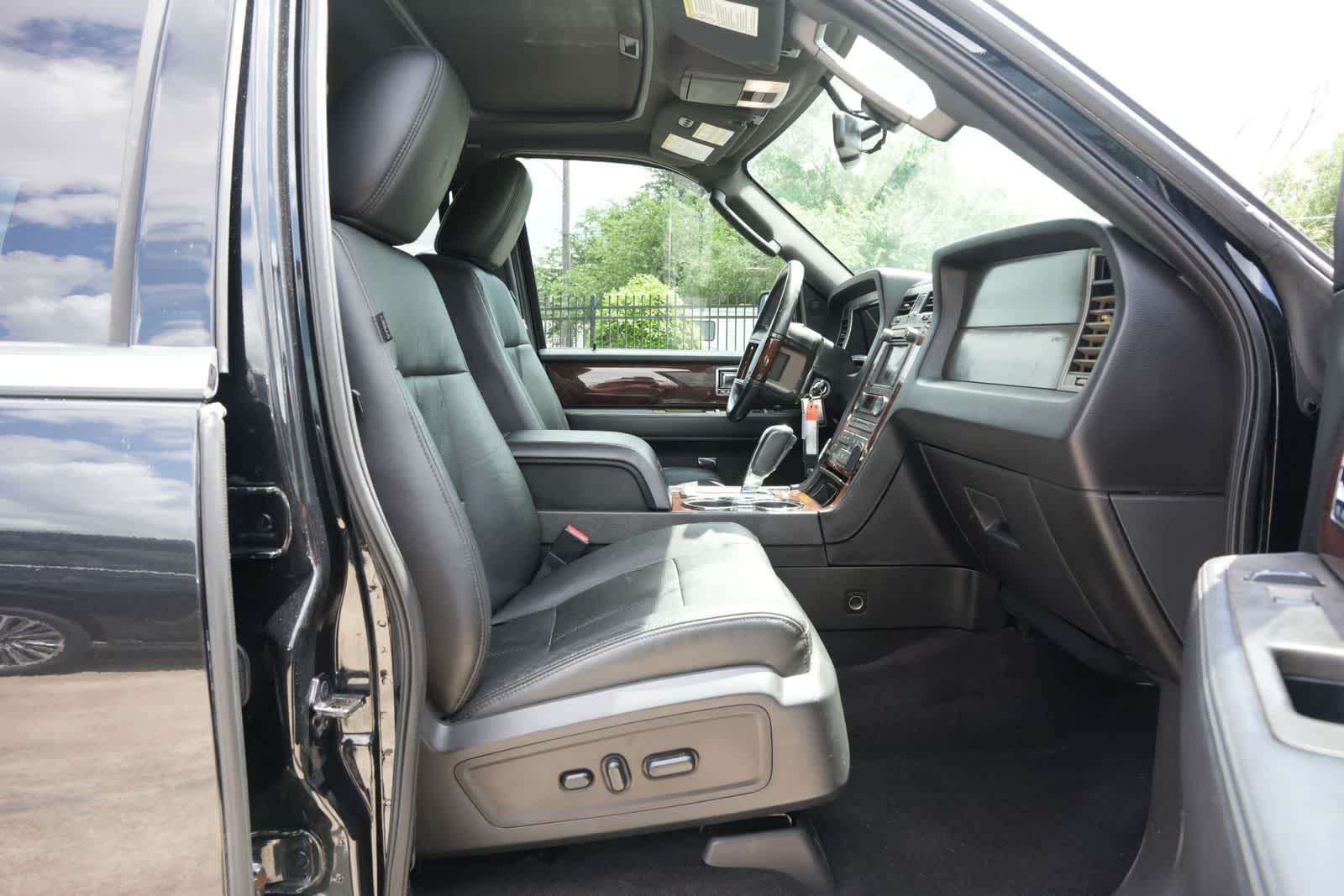 Thumbnail: 2014 Lincoln Navigator - 22