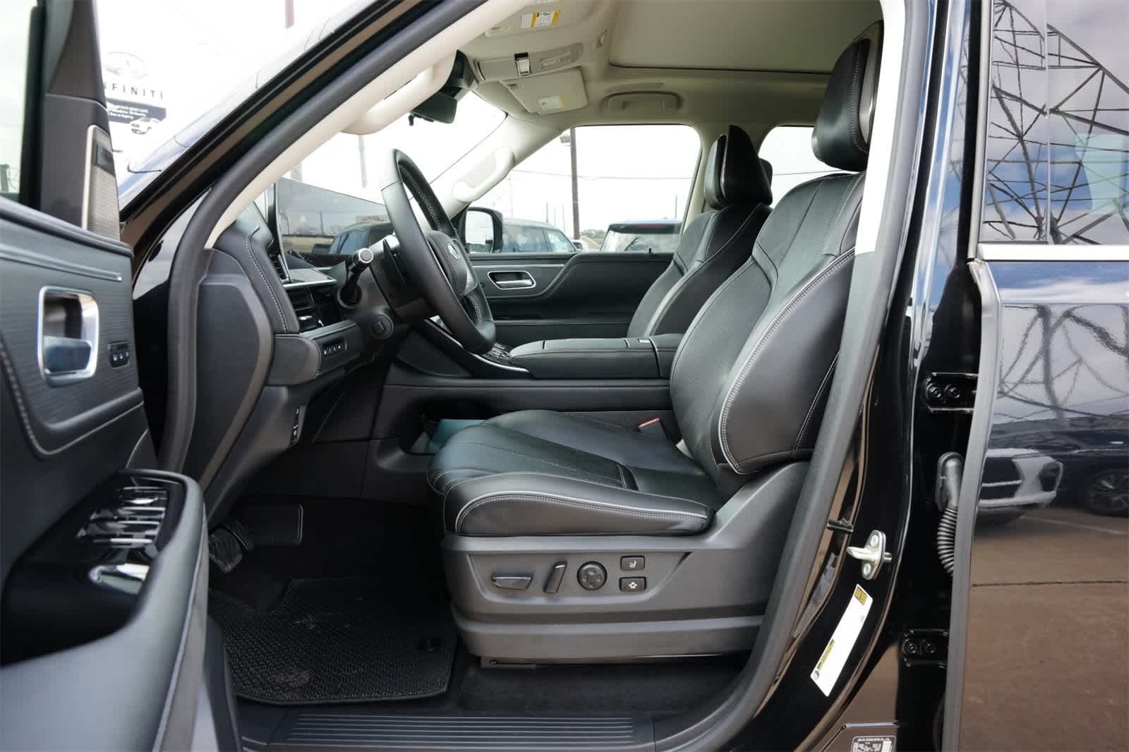 Thumbnail: 2025 INFINITI QX80 - 17