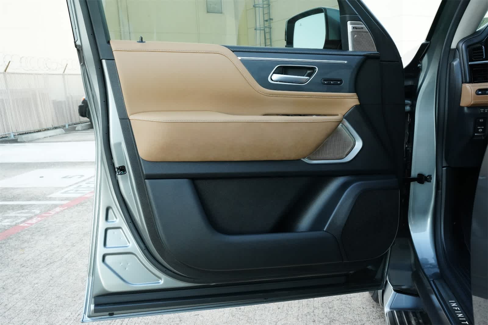 Thumbnail: 2025 INFINITI QX80 - 17