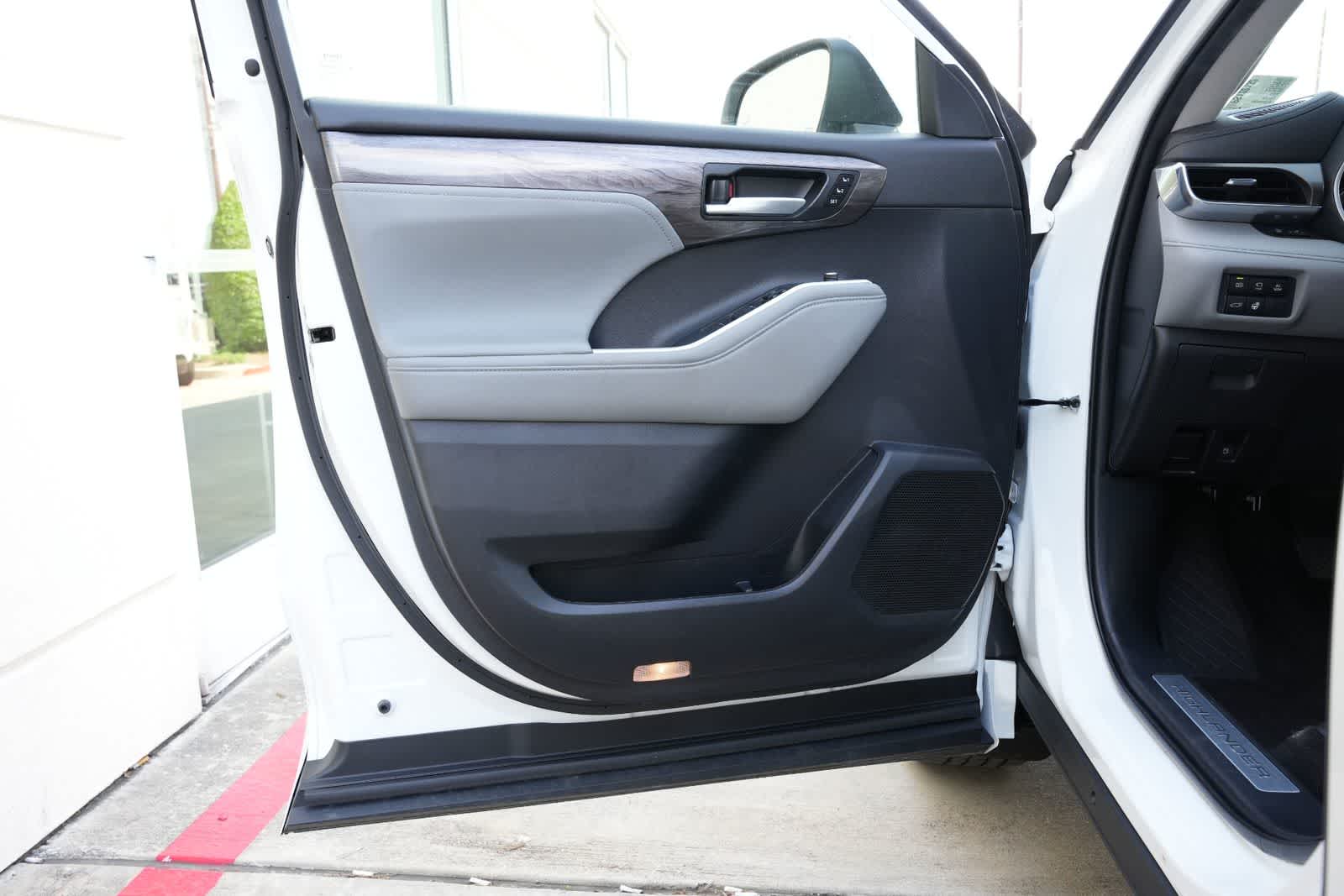 Thumbnail: 2023 Toyota Highlander - 17