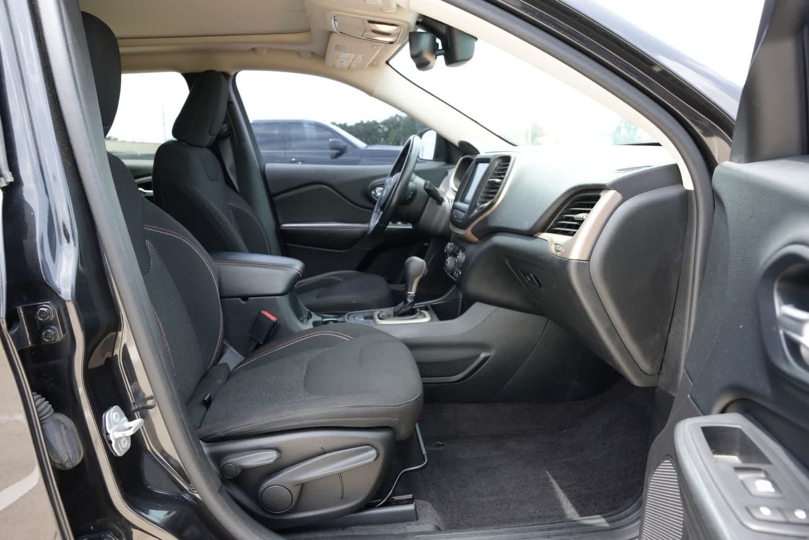 Thumbnail: 2016 Jeep Cherokee - 23