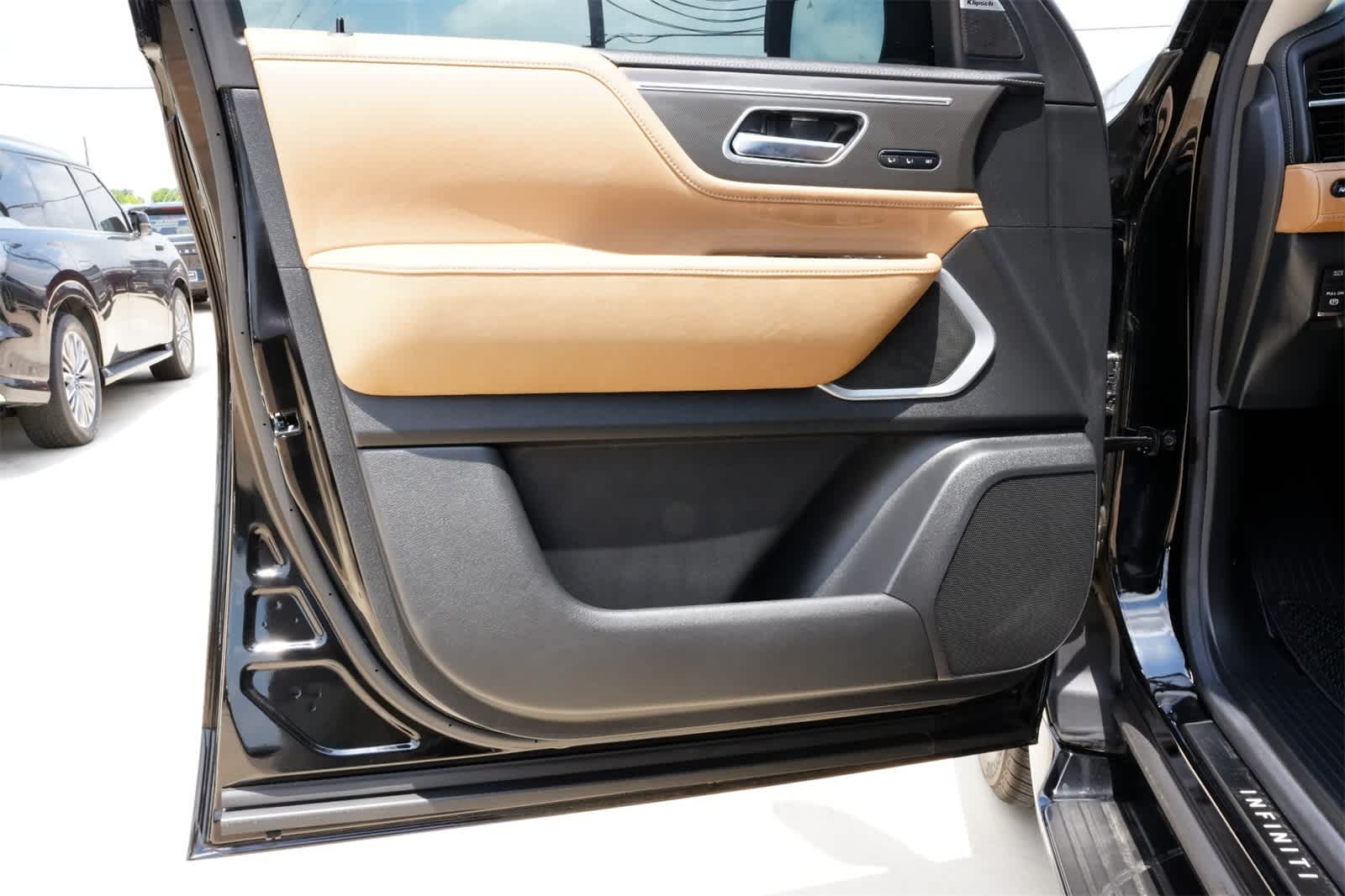Thumbnail: 2025 INFINITI QX80 - 18