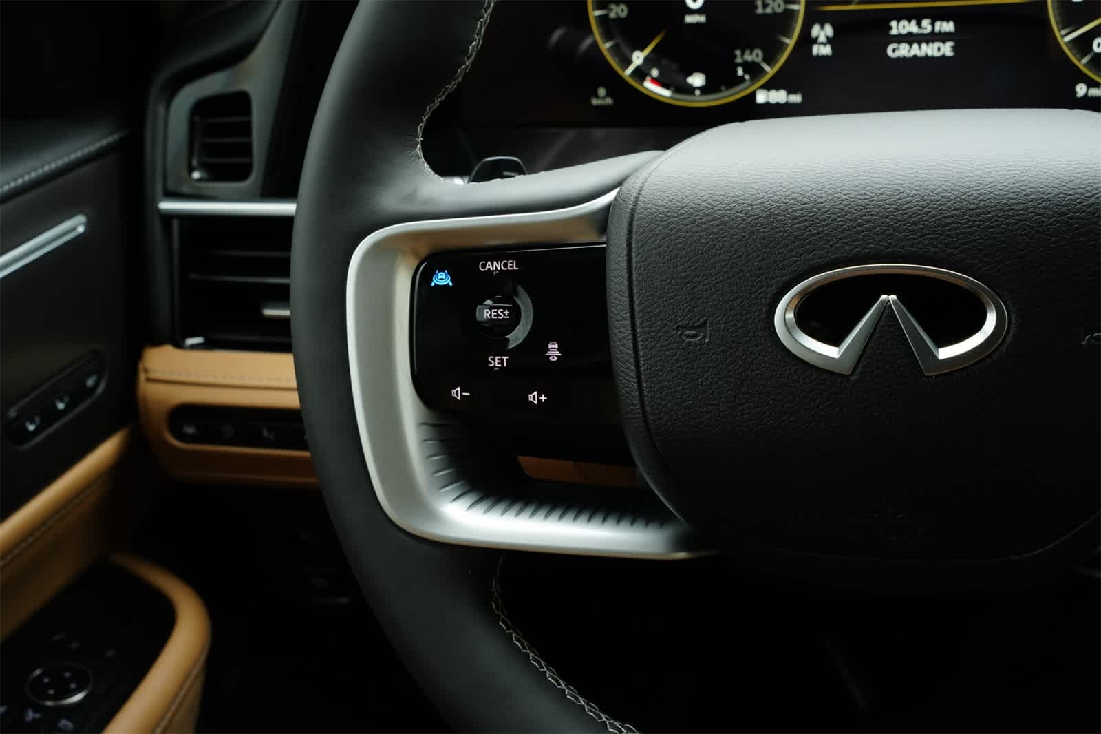 Thumbnail: 2025 INFINITI QX80 - 10