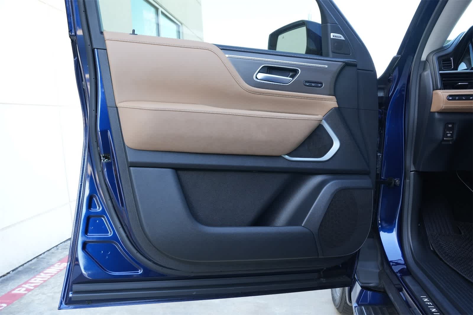 Thumbnail: 2025 INFINITI QX80 - 18