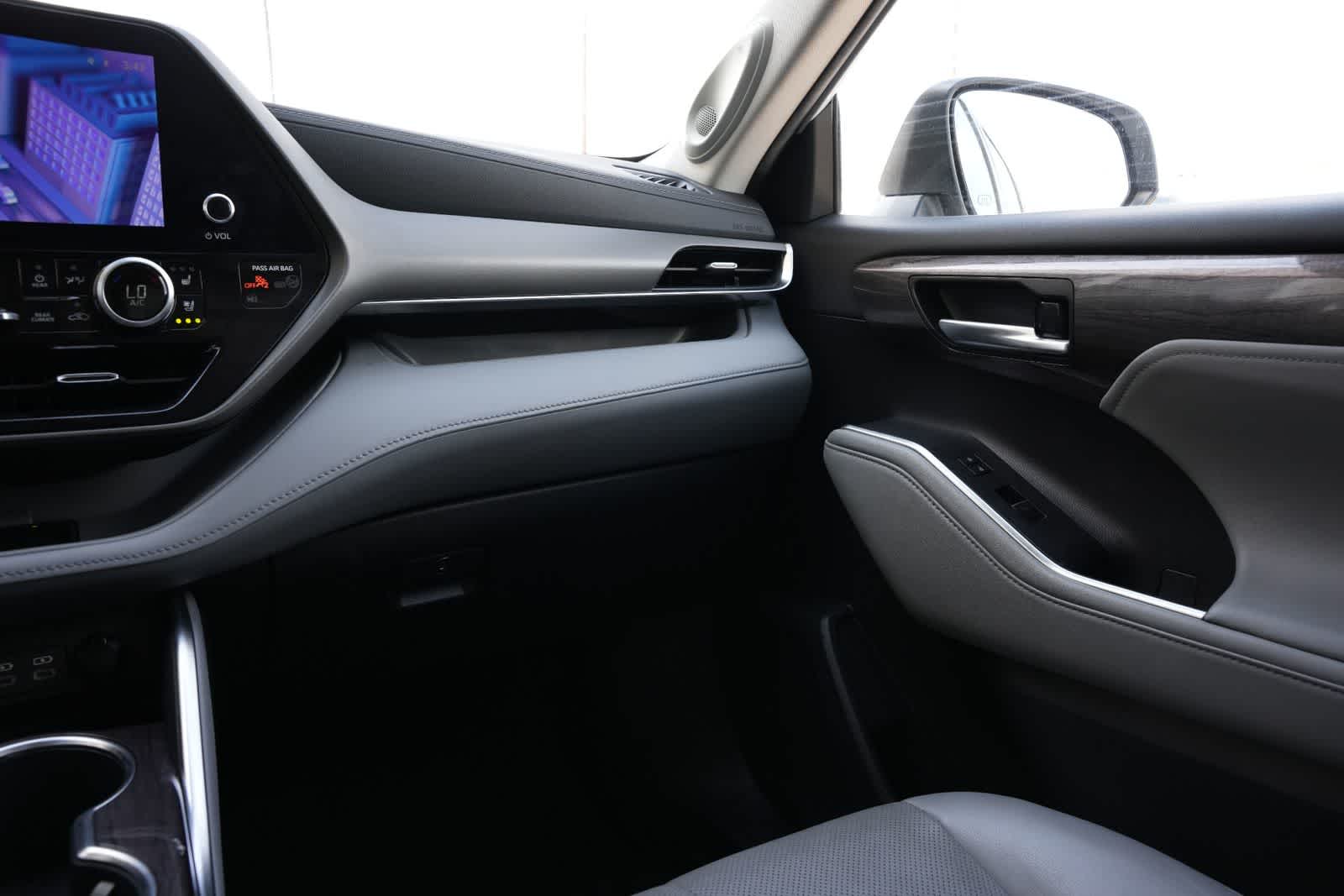 Thumbnail: 2023 Toyota Highlander - 8