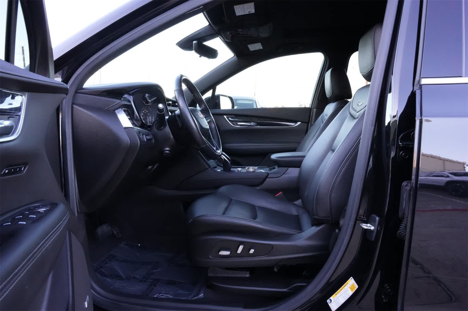 Thumbnail: 2022 Cadillac XT6 - 17