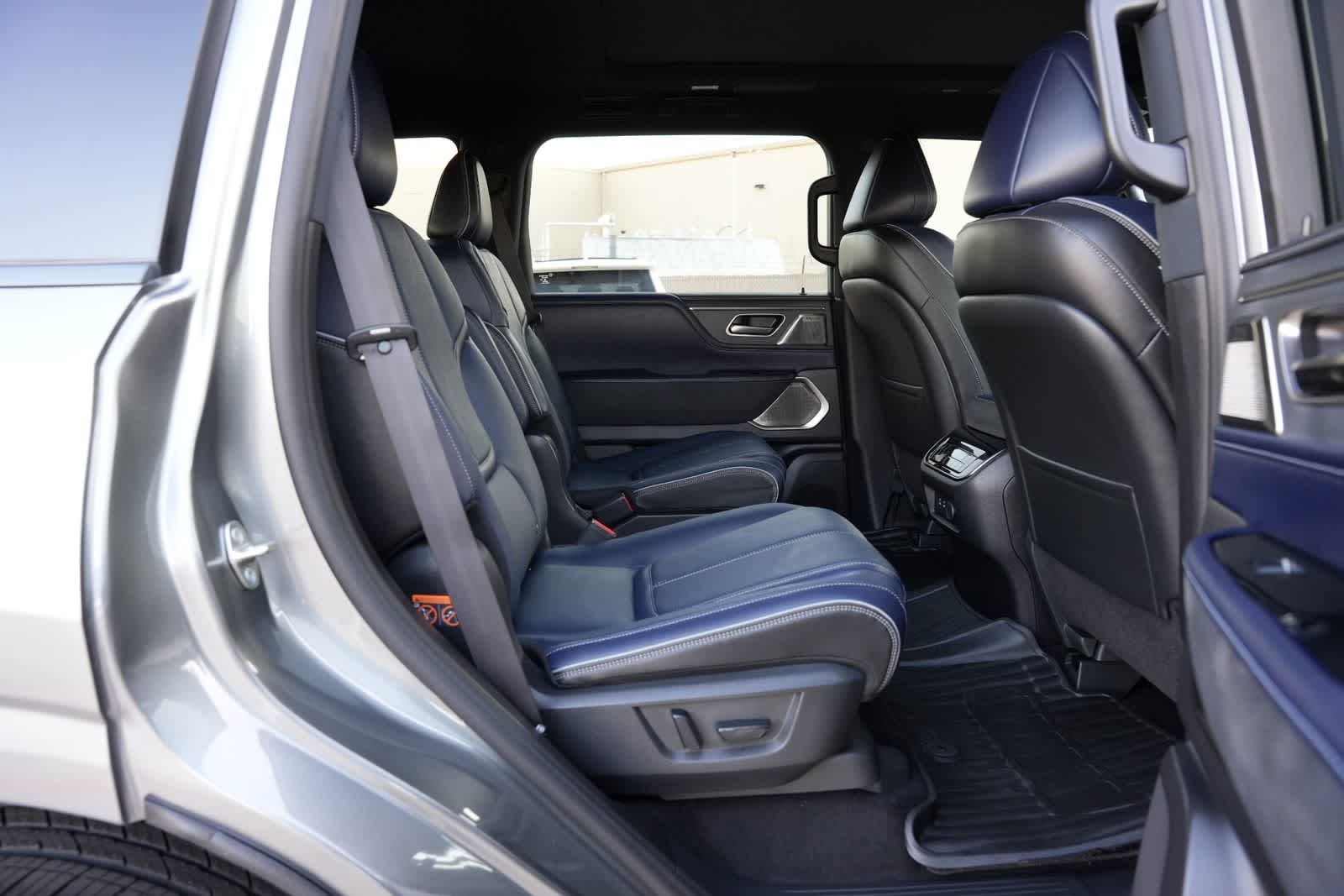 Thumbnail: 2026 INFINITI QX80 - 21