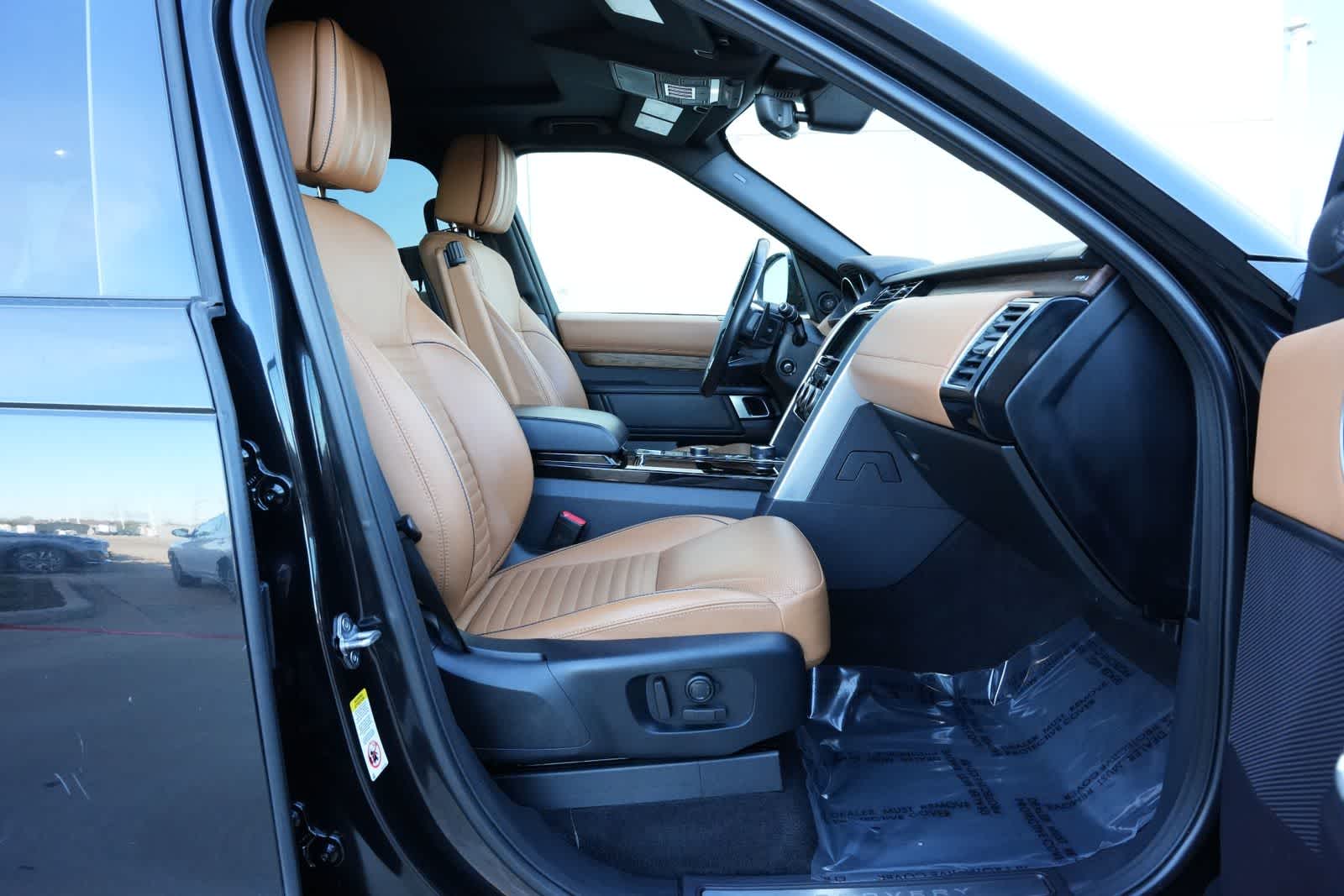 Thumbnail: 2017 Land Rover Discovery - 21