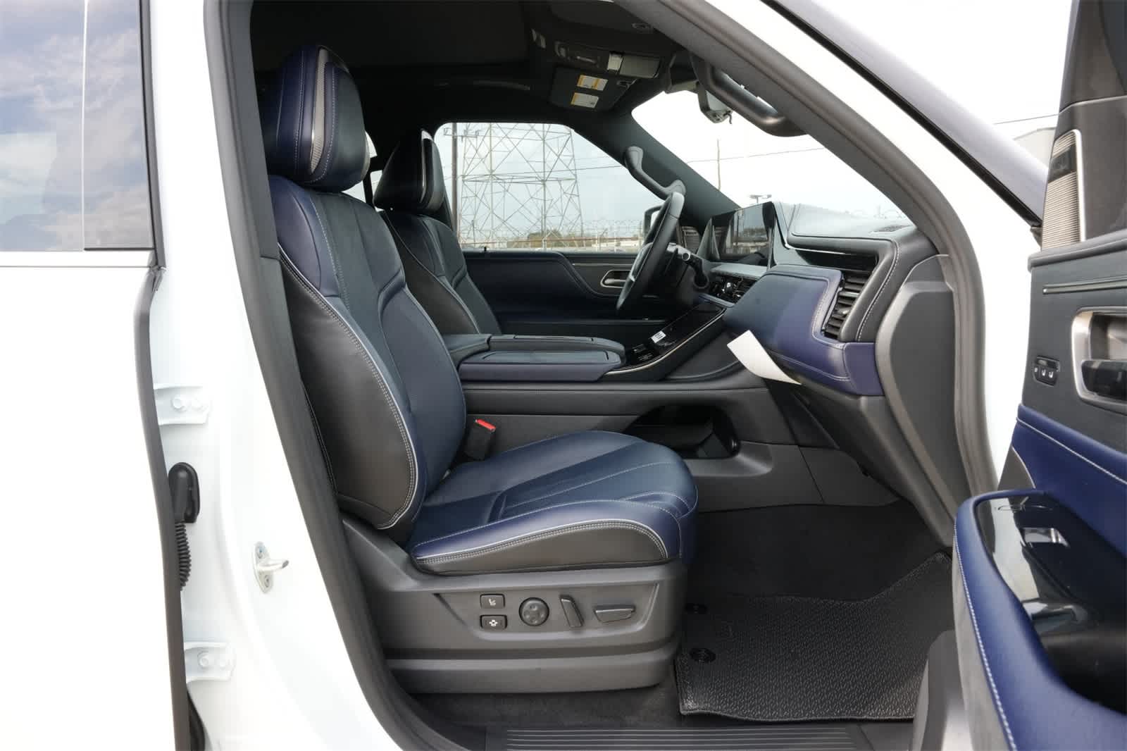 Thumbnail: 2026 INFINITI QX80 - 24