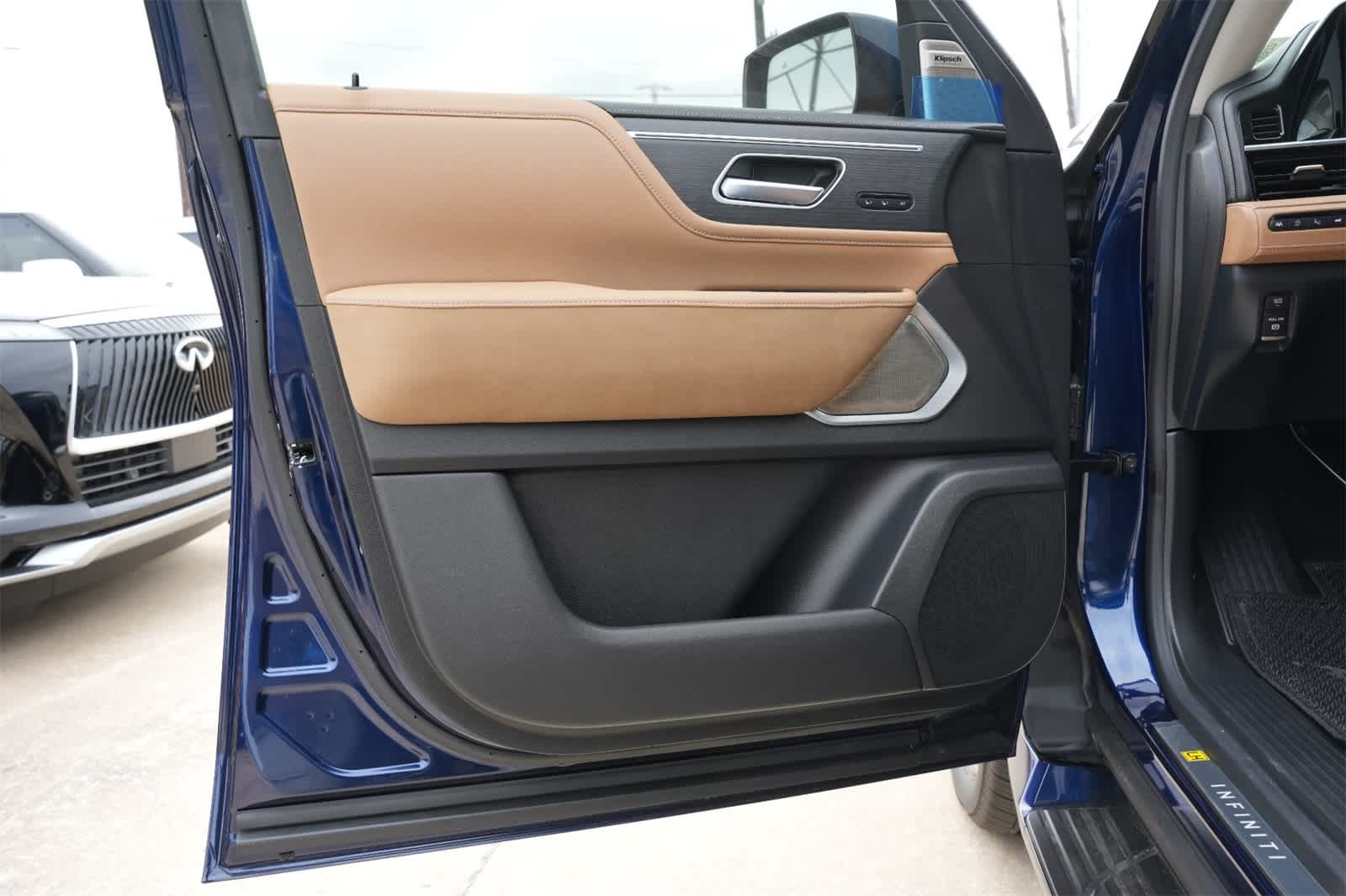 Thumbnail: 2025 INFINITI QX80 - 18