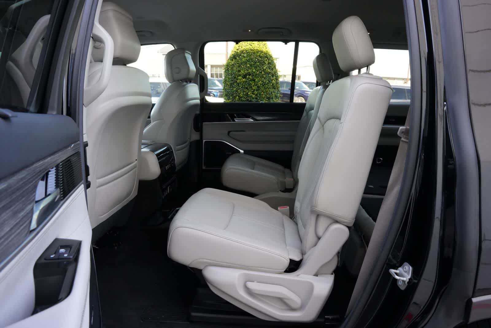 Thumbnail: 2022 Jeep Wagoneer - 19