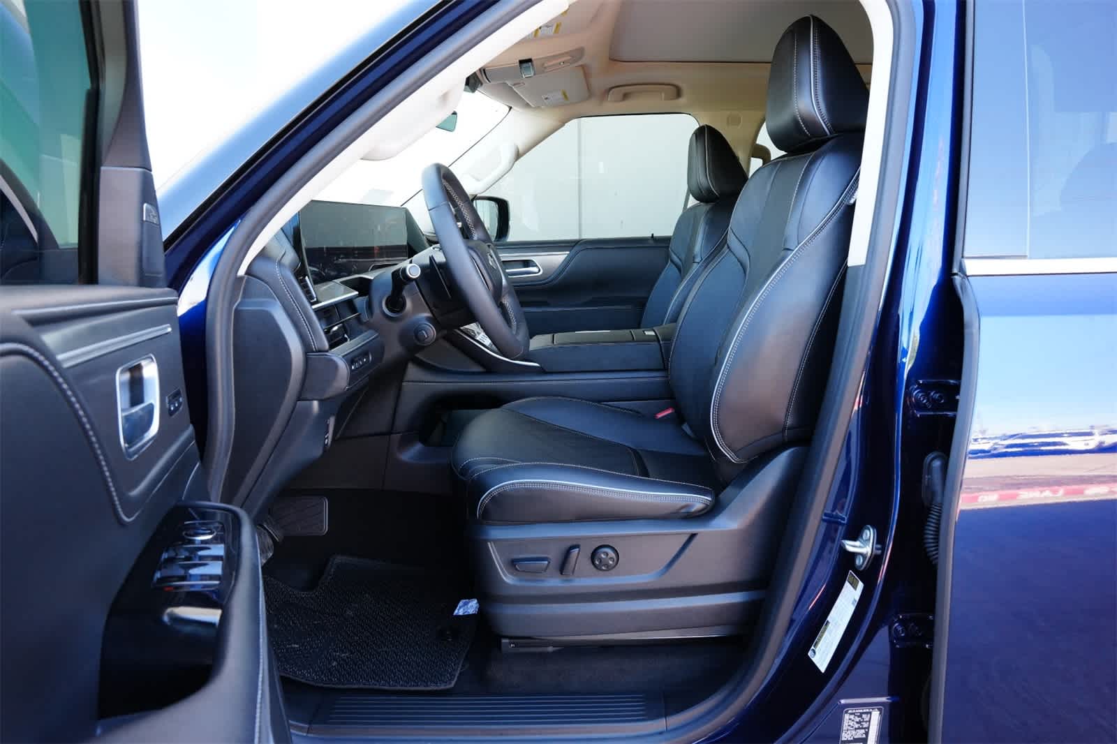 Thumbnail: 2025 INFINITI QX80 - 17