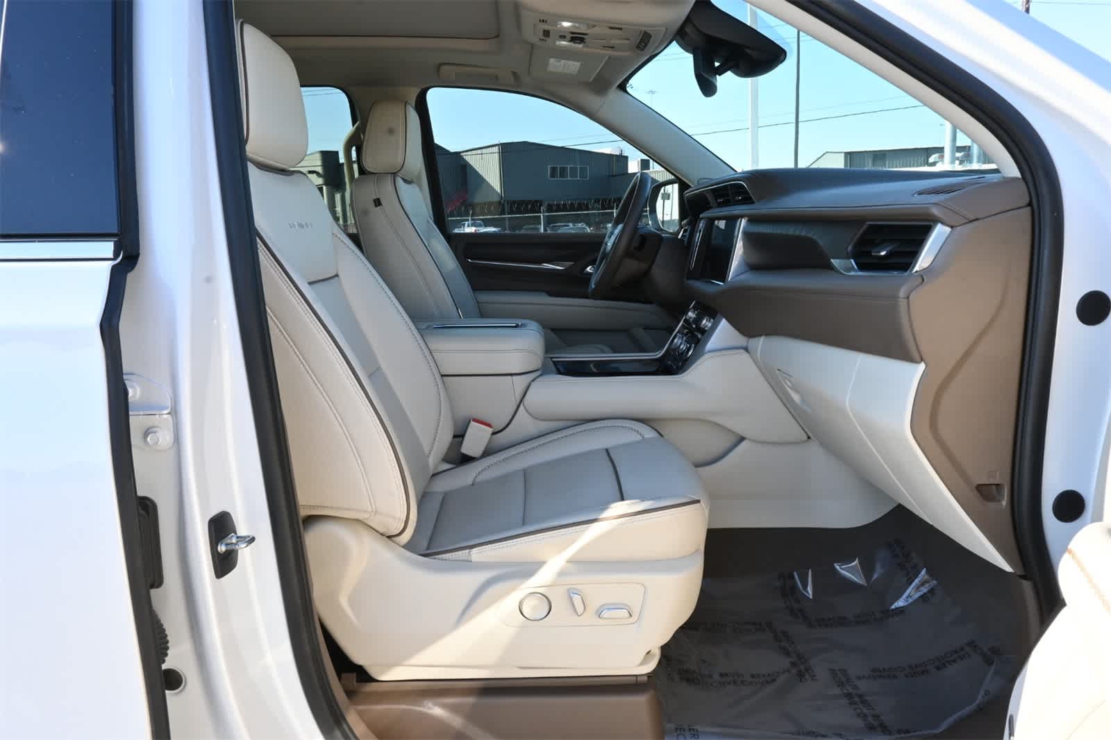 Thumbnail: 2023 GMC Yukon XL - 24